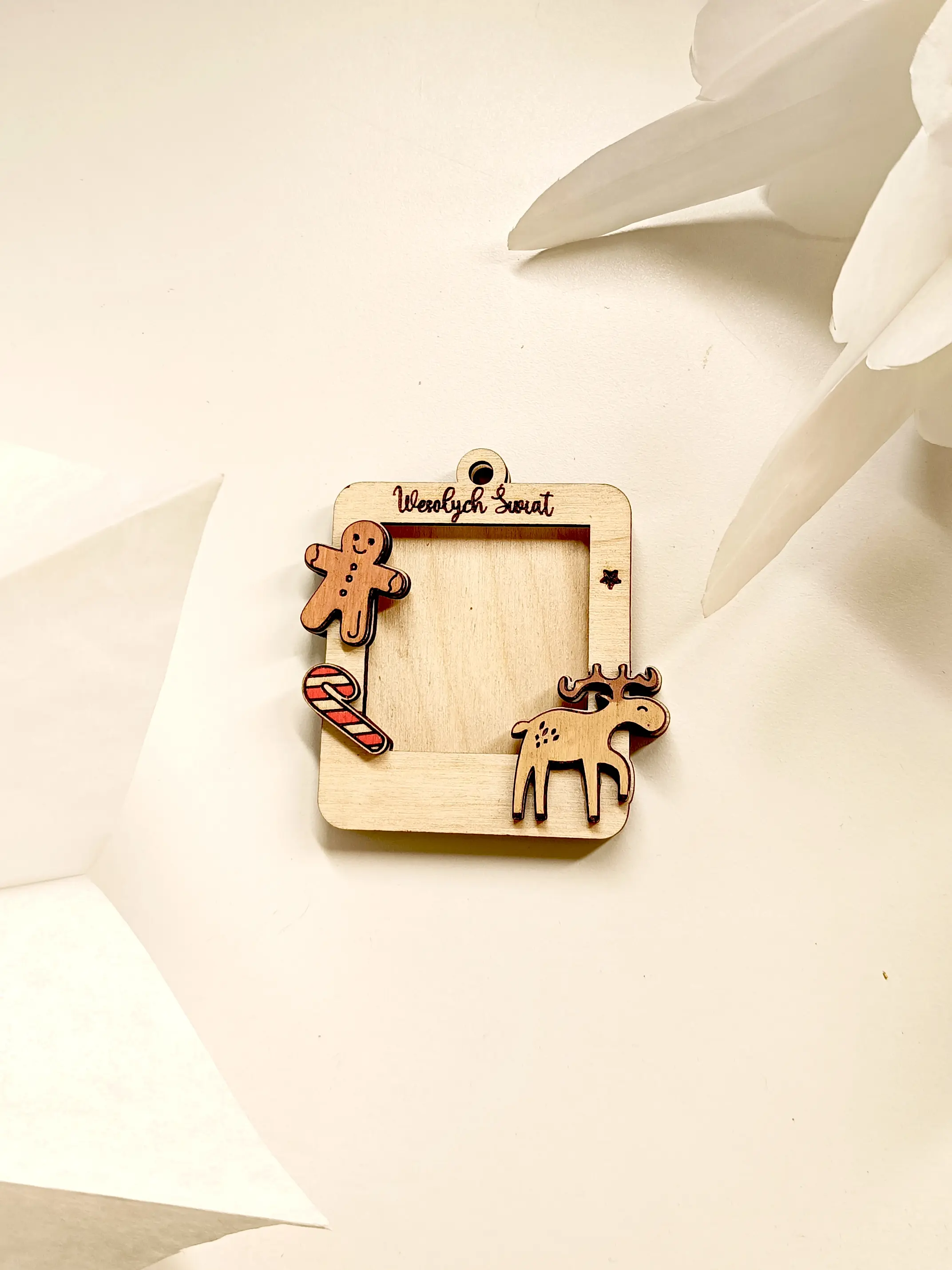 Drewniana ramka świąteczna z grawerem, ozdobiona piernikiem, laseczką cukrową i reniferem