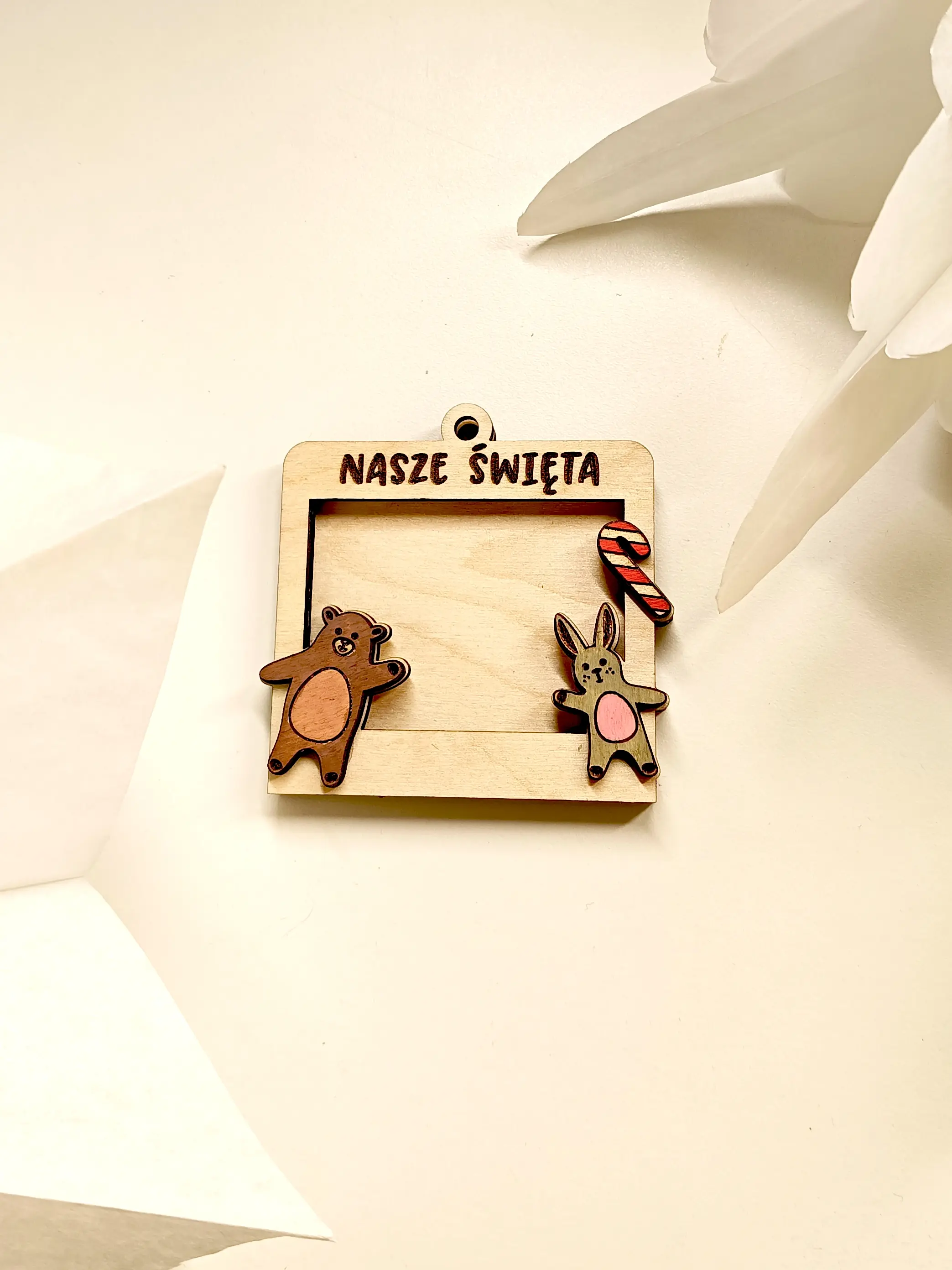 Drewniana ramka świąteczna z grawerem Nasze Święta, ozdobiona misiem, królikiem i laseczką cukrową