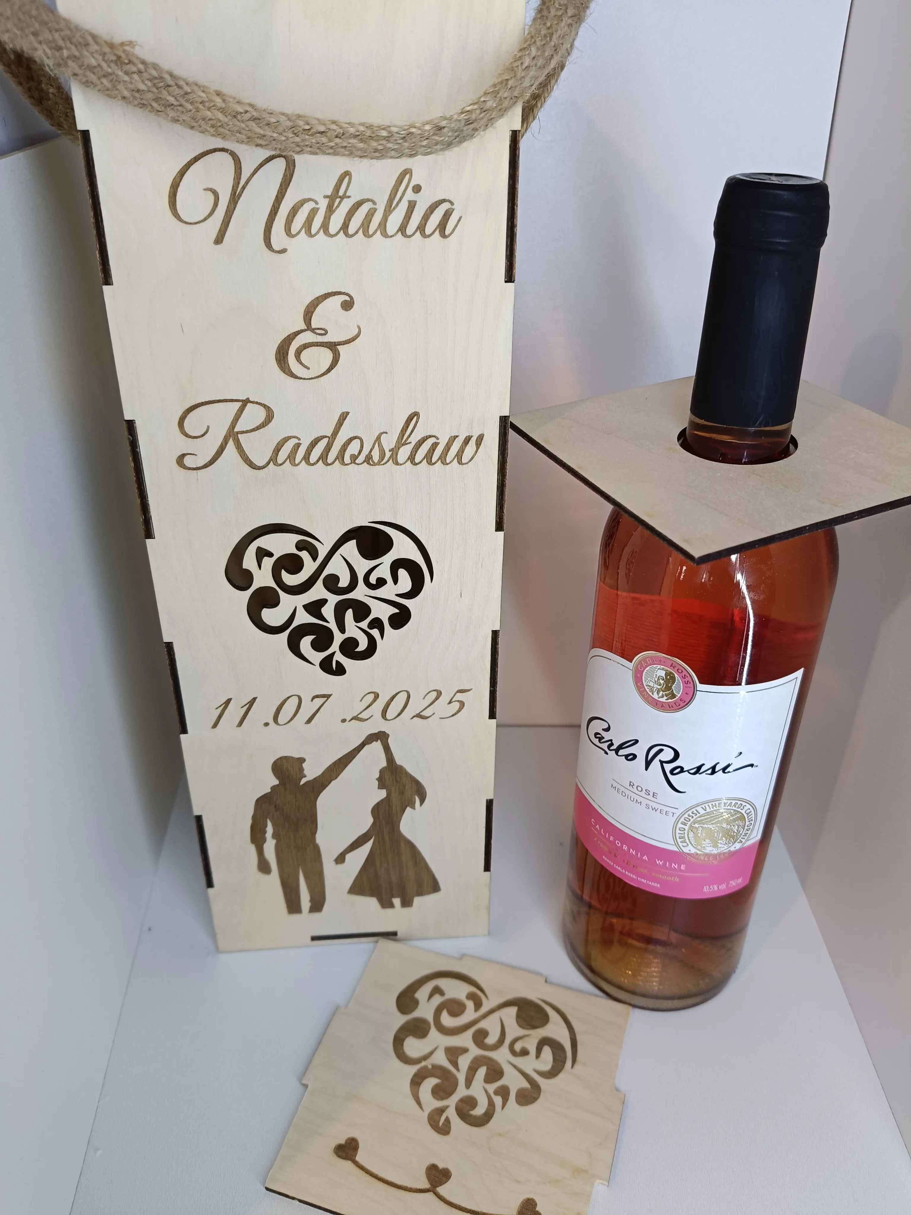 Drewniane pudełko prezentowe z grawerem Natalia & Radosław, sercem, datą 11.07.2025 i sylwetką tańczącej pary