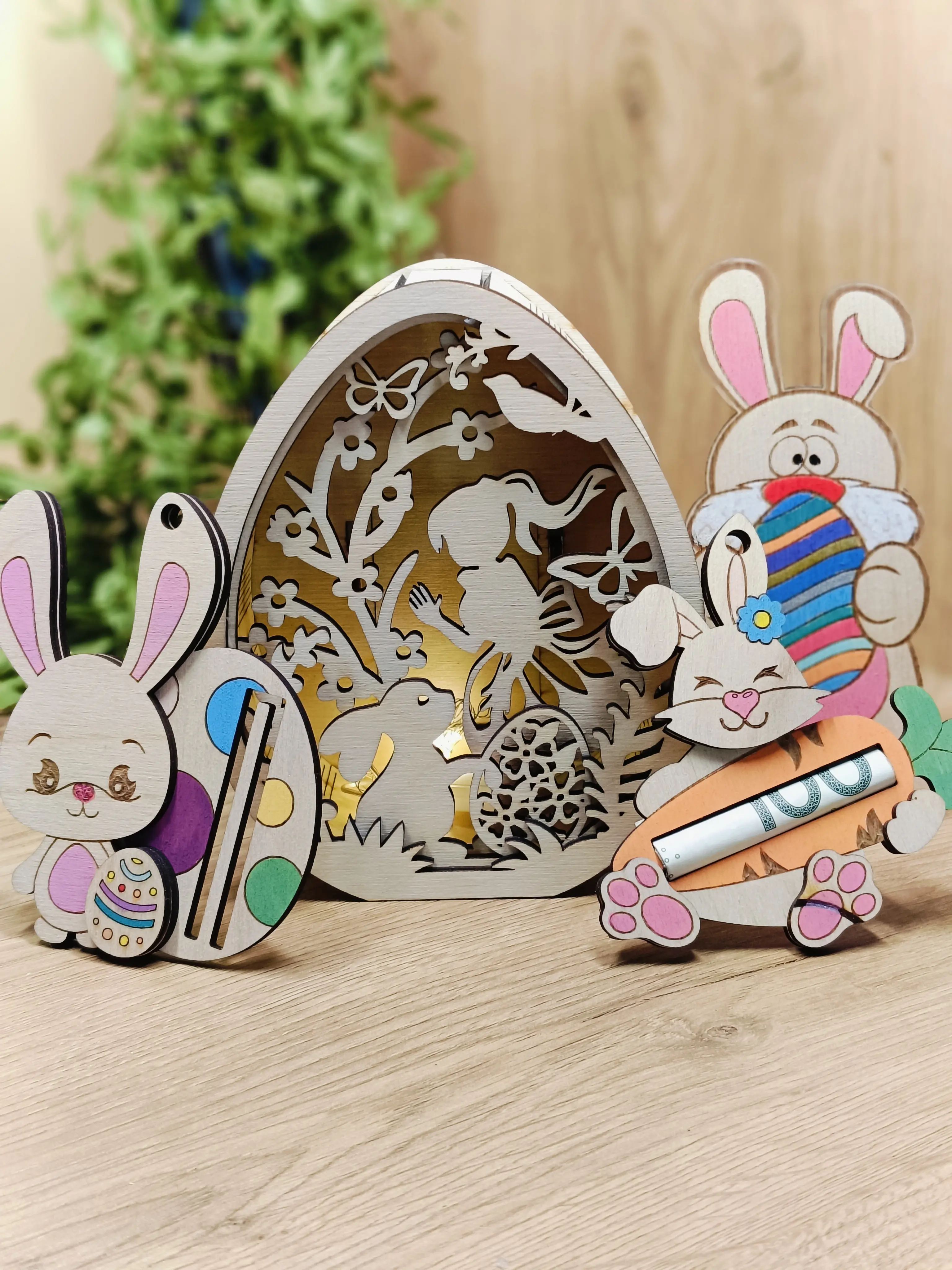 Drewniana dekoracja wielkanocna z podświetlanym ażurowym jajkiem z motywem wróżki, kwiatów i królików