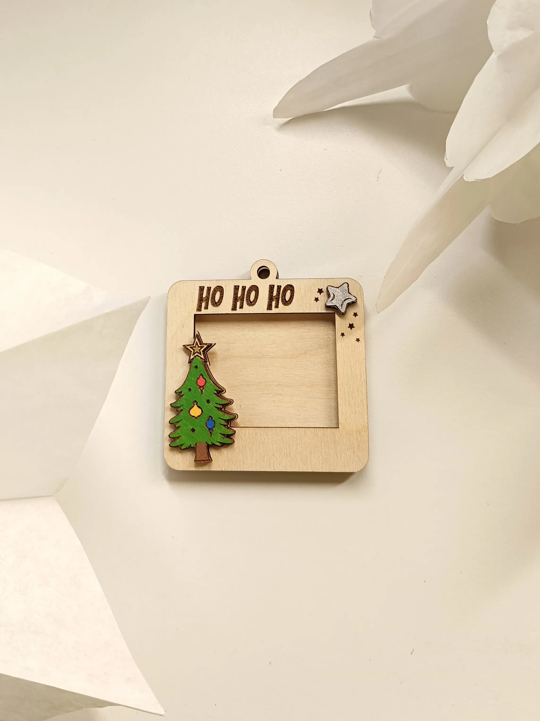 Drewniana ramka świąteczna z grawerem HO HO HO, ozdobiona choinką i gwiazdkami