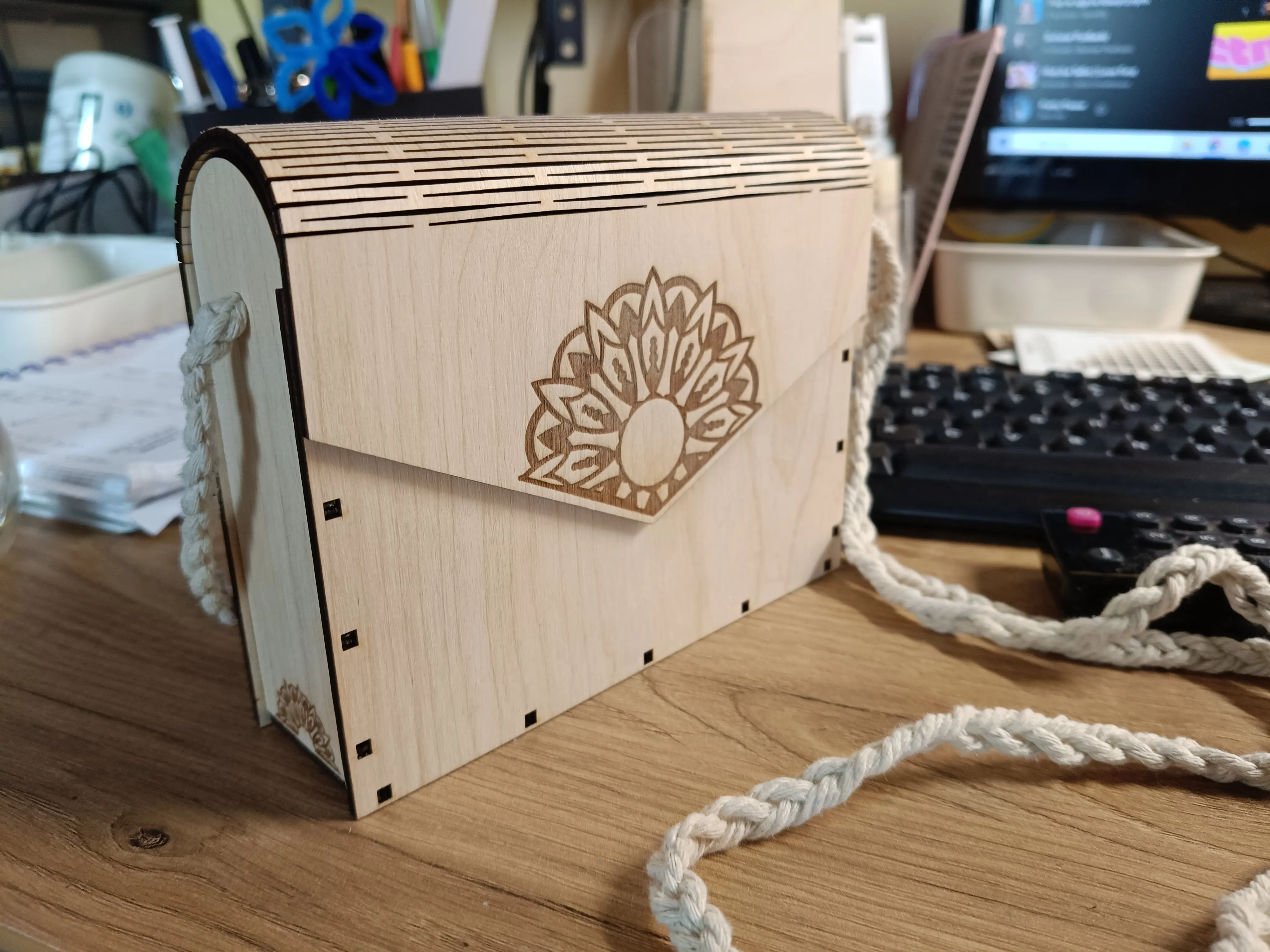 Drewniana torebka z wycinanym wzorem mandali i plecionym paskiem