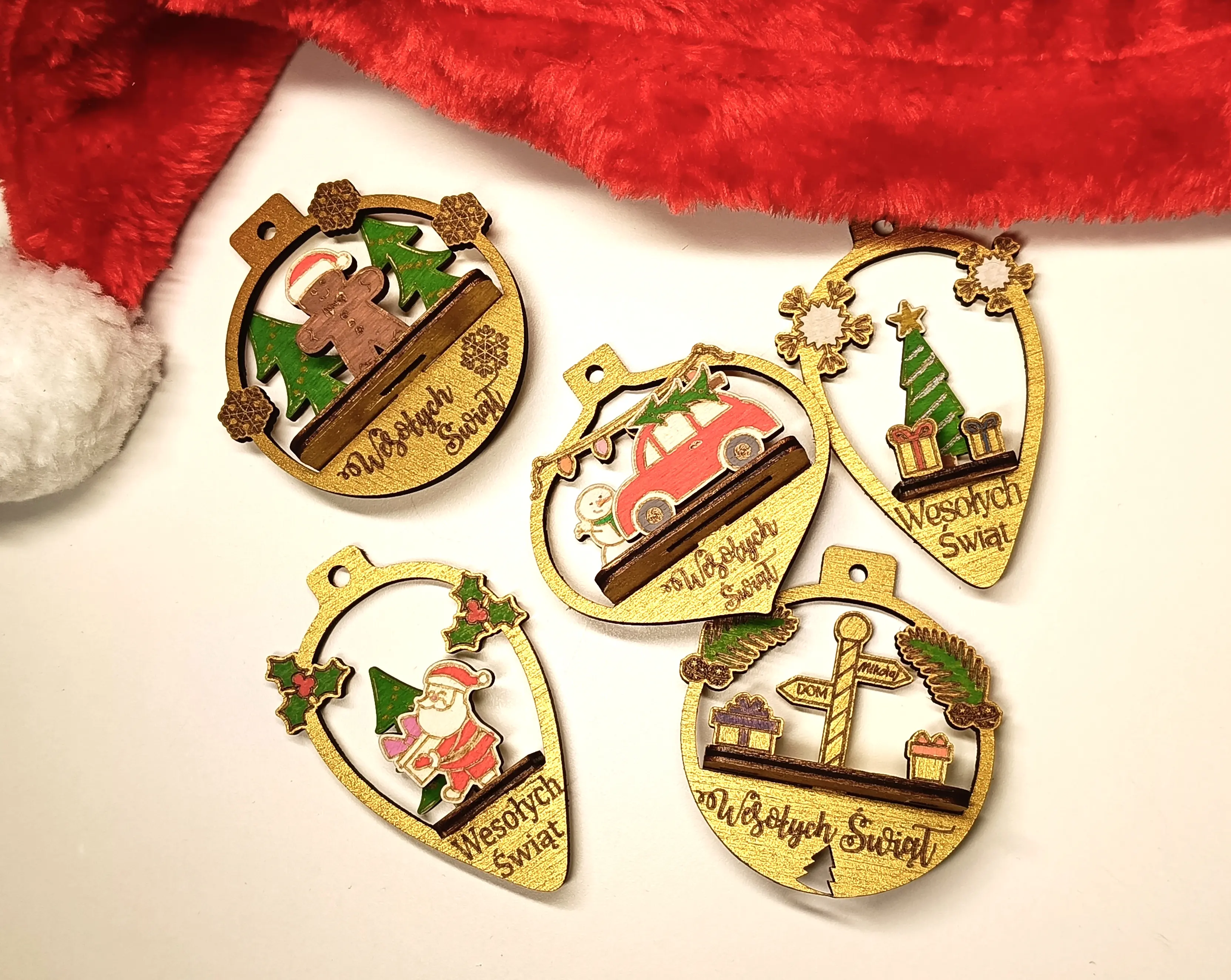 Drewniane bombki w stylu świątecznym