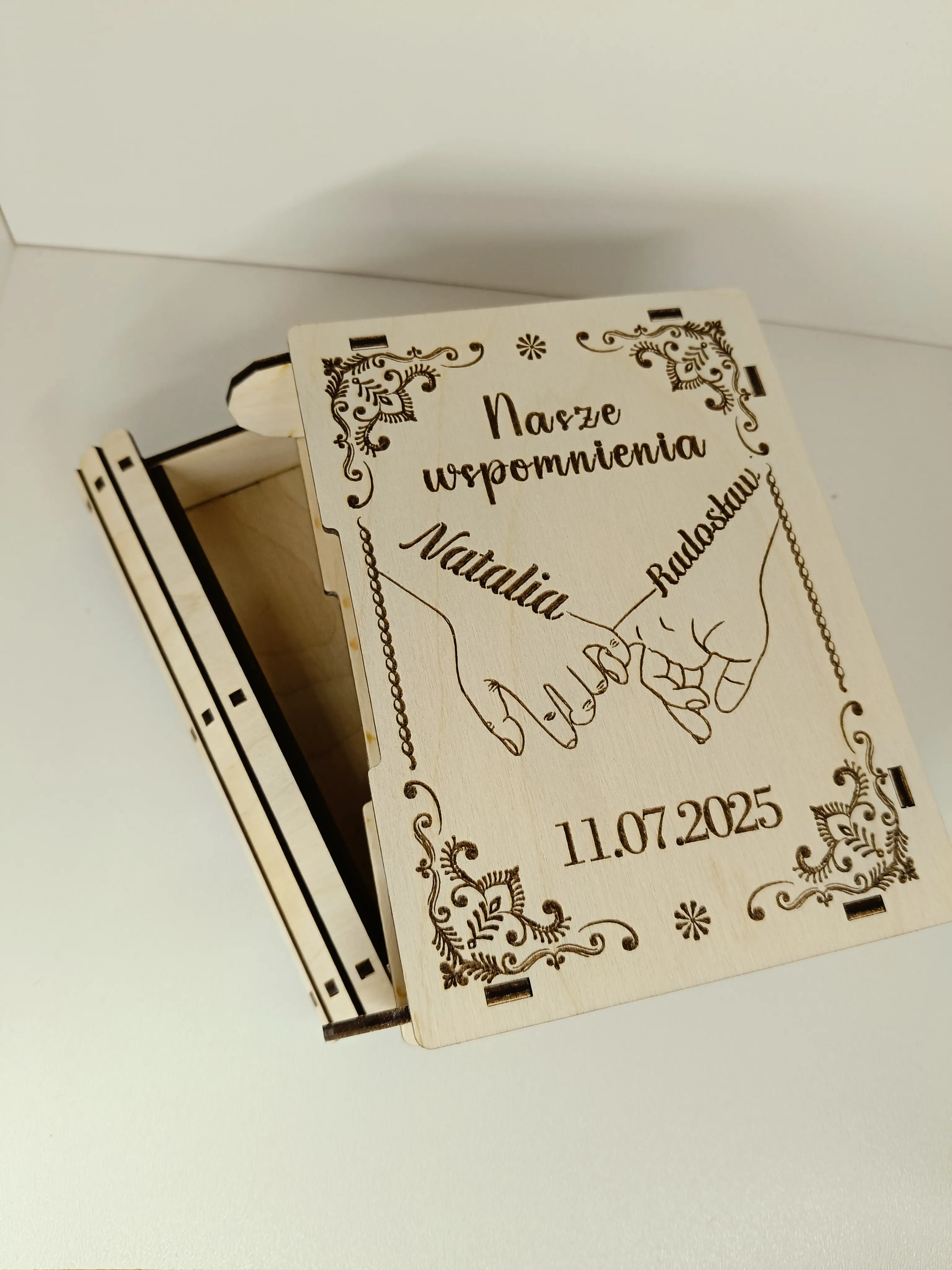 Drewniane pudełko wspomnień z grawerem Nasze wspomnienia, imionami Natalia & Radosław, datą 11.07.2025 oraz motywem splecionych dłoni