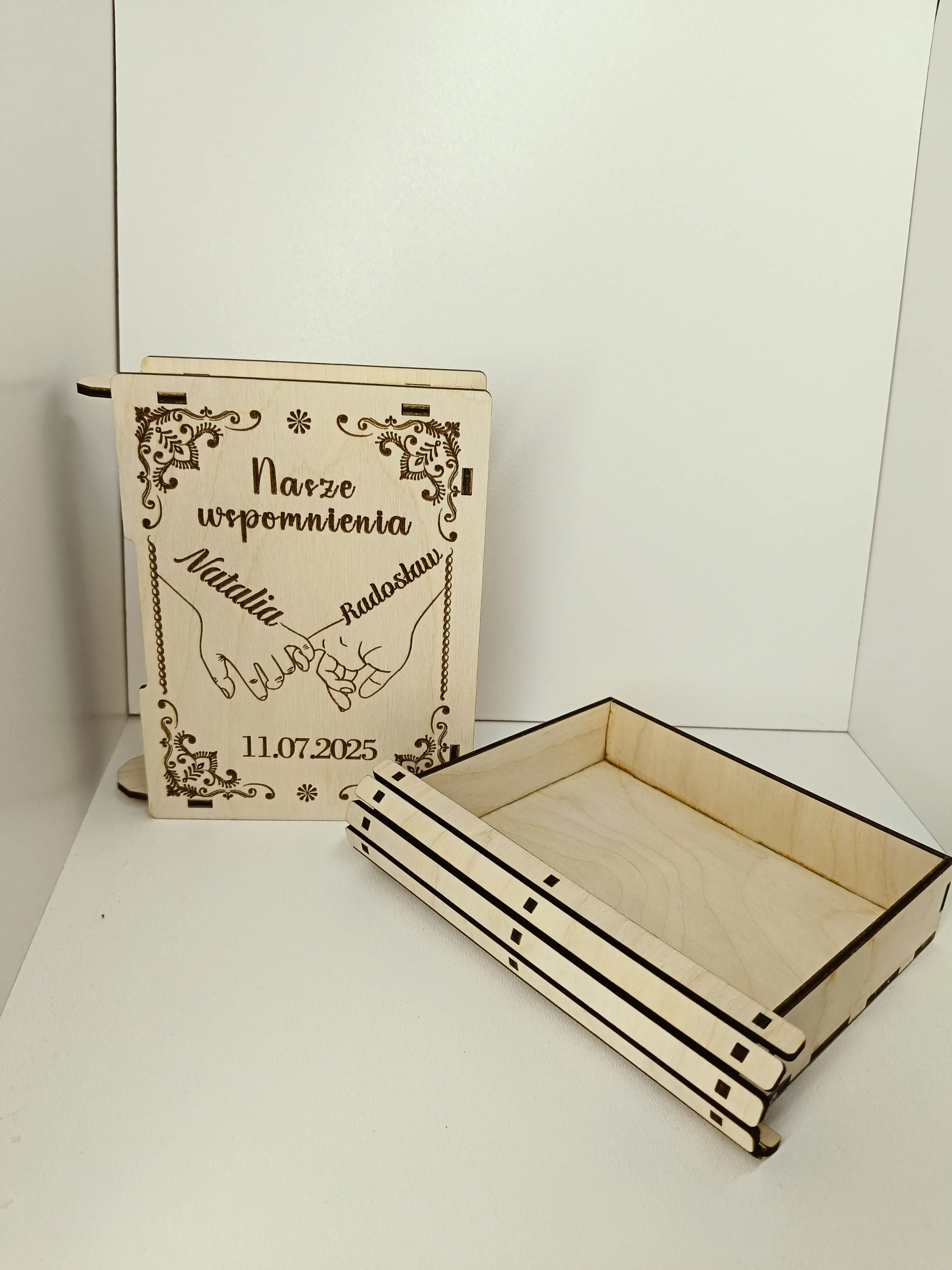 Drewniane pudełko wspomnień z grawerem Nasze wspomnienia, imionami Natalia & Radosław, datą 11.07.2025 oraz motywem splecionych dłoni