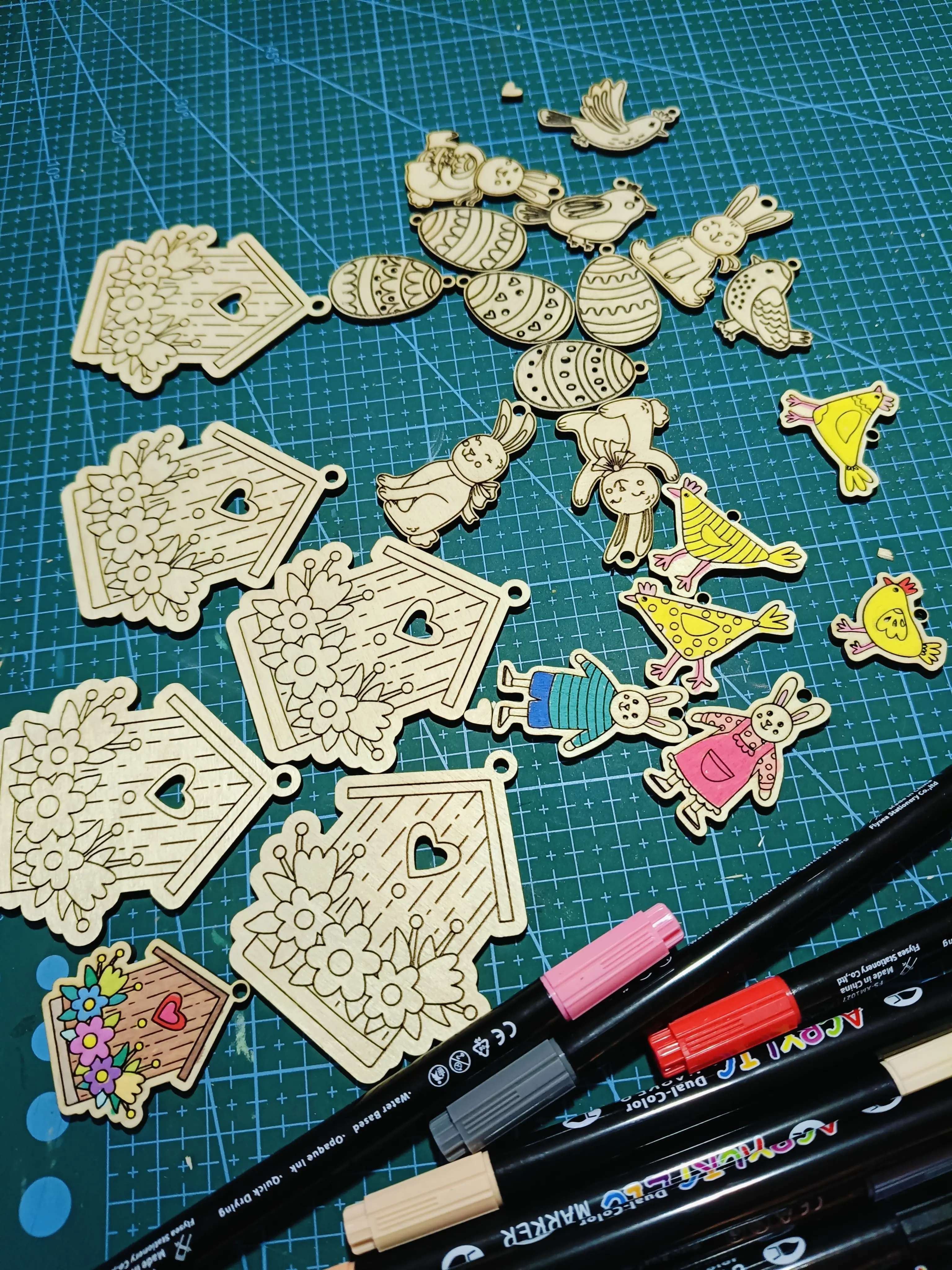 Zestaw drewnianych elementów do rękodzieła z motywami wielkanocnymi: pisanki, króliczki, ptaki, domek